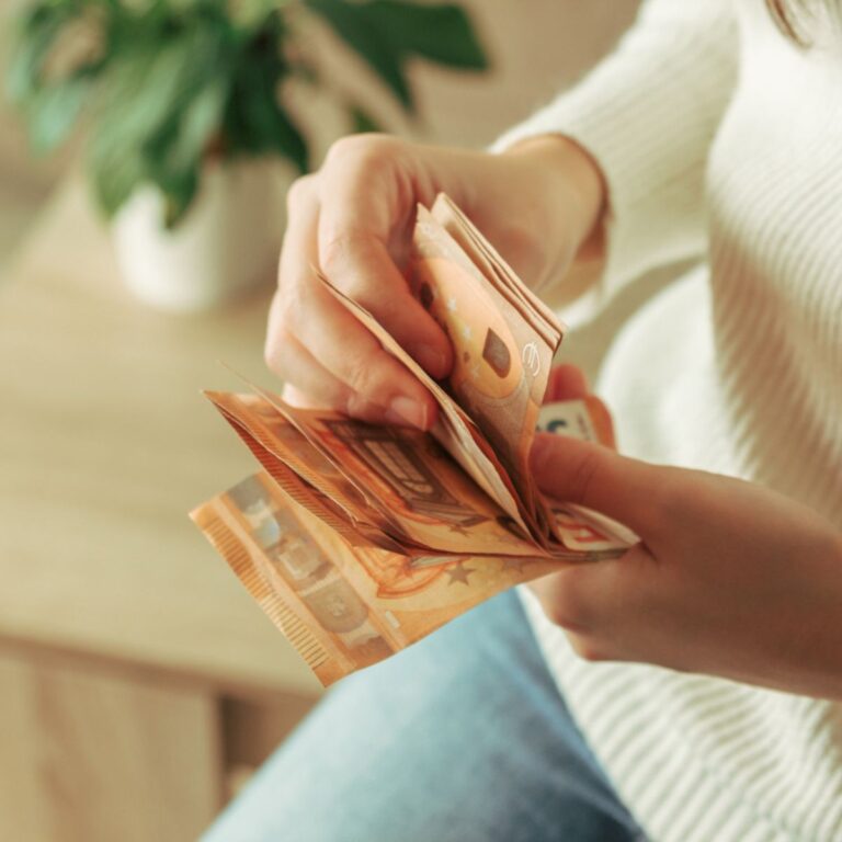 Oseba šteje evrske bankovce – simbol finančne pismenosti in upravljanja osebnega proračuna